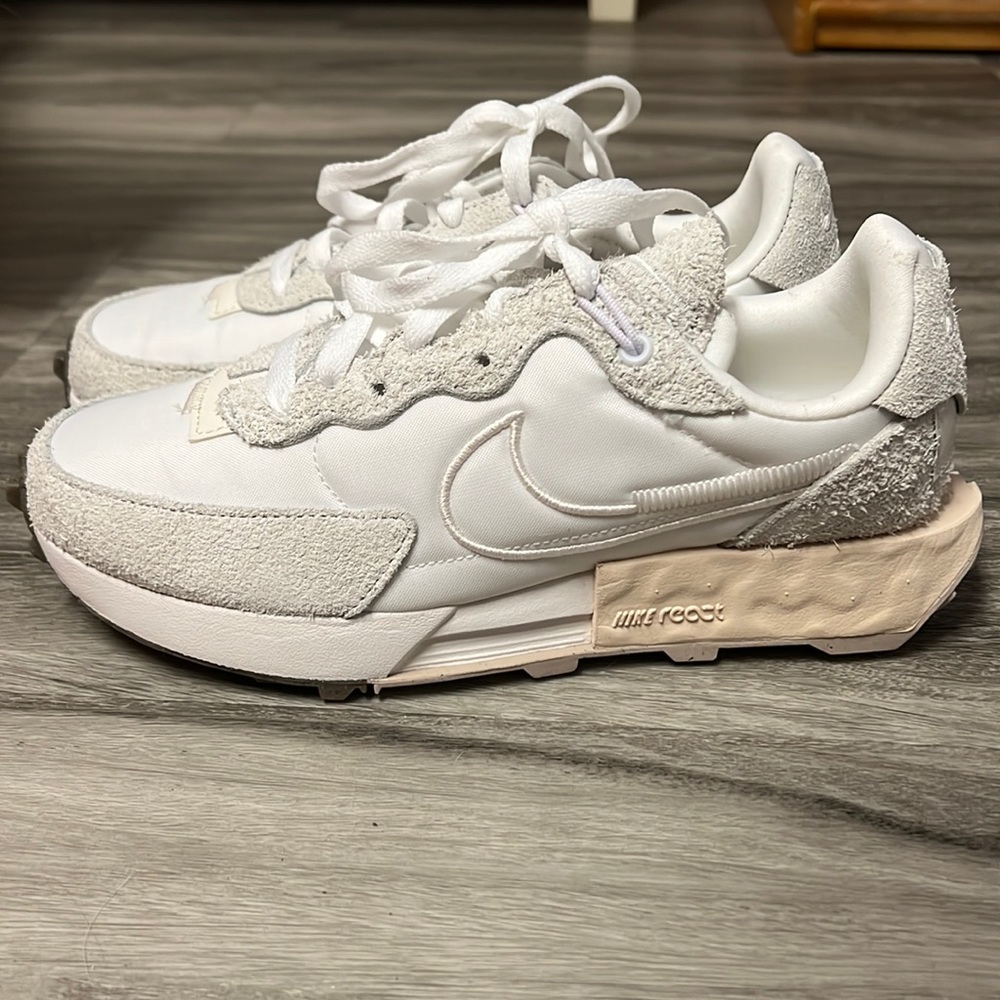 Nike Fontanka Waffle in white/phantom-fossil stone